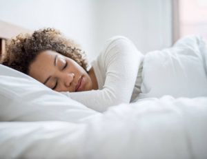 5 conseils pour se détendre avant de s'endormir / iStock.com - andresr
