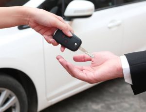 Acheter une voiture neuve : LOA, LLD ou crédit auto ? / iStock.com - Jay_Zynism