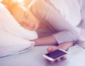 Addiction au smartphone : 3 conseils pour s'en débarrasser / iStock.com - TARIK KIZILKAYA