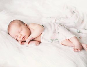 Alimentation du nourrisson : des aliments solides pour un meilleur sommeil / iStock.com - NataliaDeriabina