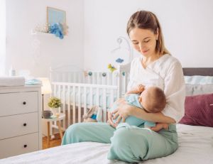 Allaitement : quelles positions pour allaiter bébé ? / Istock.com - petrunjela