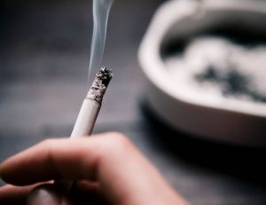 Arrêtez de jeter vos mégots de cigarette, optez pour un cendrier de poche ! / iStock.com - Mauro_Scarone