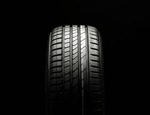 Avec les pneus 4 saisons, l'innovation est en route ! / iStock.com - Vladimir Razguliaev