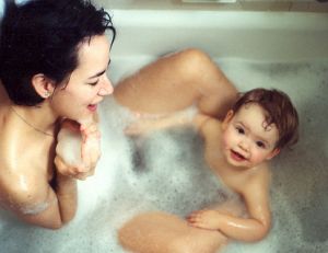 Une mère et son bébé prenant un bain ensemble © l'insouciant1 / Flickr