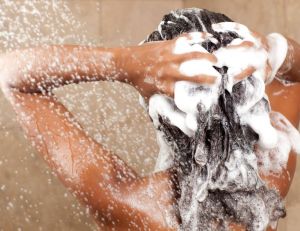 Beauté : faut-il arrêter le shampoing ? / iStock.com - RuslanDashinsky