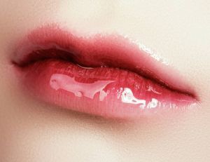 Beauté : l'huile à lèvres pour un maquillage au top / iStock.com - looking2thesky