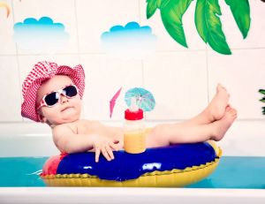Bébé dans l'eau : quel équipement pour une baignade en toute sécurité ? / iStock.com - GMVozd