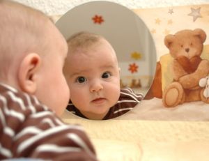 Bébé et le stade du miroir