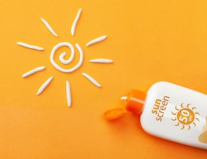 Bien choisir sa crème solaire bio minérale sans nanoparticules ni filtre chimique / iStock.com - ADragan