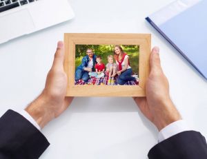 Bien-être au bureau : du cadre à la photo de famille. / iStock.com - mediaphotos