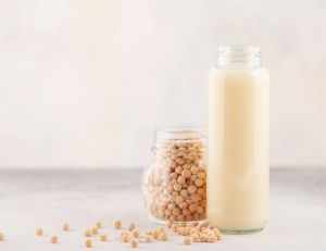 Boisson alternative : un lait végétal inédit au pois par Nestlé / iStock.com - MurzikNata