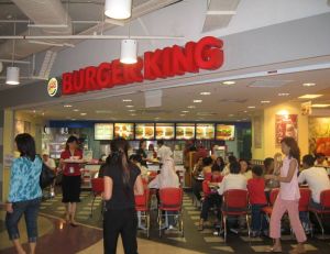 Un Burger King installé dans un centre commercial - copyright Terence Ong / wikimedia commons