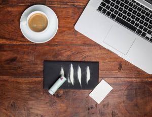 Caféine, cannabis, cocaïne… se doper pour mieux supporter le boulot ? / iStock.com - zoka74