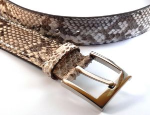 Une ceinture en peau de python
