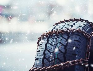 Chaînes à neige, chaussettes à neige, pneus neige... tout savoir ! / iStock.com - Xesai