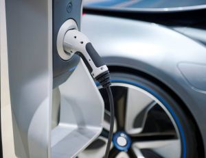 Choisir une voiture hybride ou électrique : quelles sont les nouveautés ? / iStock.com-kevinjeon00