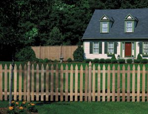 La clôture en bois a aussi un rôle décoratif