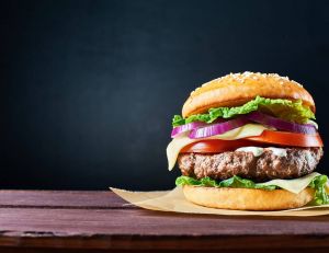 Combien de minutes de marche pour éliminer un hamburger ? / iStock.com - dizelen