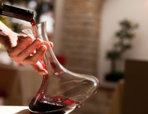 Comment bien décanter son vin ? / Istock.com - zodebala