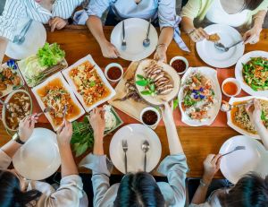 Comment bien décorer sa table à manger lors d’un repas avec des invités ? / iStock.com - surachetsh