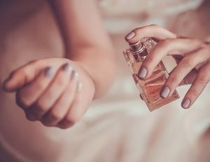 Comment bien se parfumer ? / Istock.com - DmitriyTitov