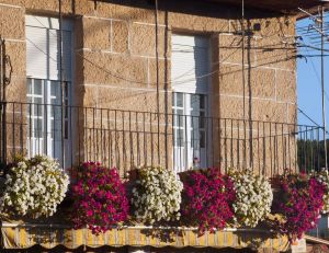 Comment décorer son balcon ? / Istock.com - Mercedes Rancaño Otero