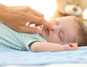 Comment endormir son bébé facilement ? / iStock.com - AntonioGuillem