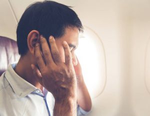 Comment éviter les oreilles bouchées en avion / Istock.com - Kritchanut
