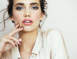 Comment faire tenir son maquillage toute la journée ? / iStock.com - CoffeeAndMilk