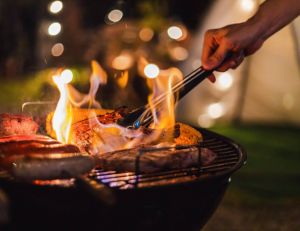 Comment réussir un barbecue en hiver ? / iStock.com - Peera_Sathawirawong