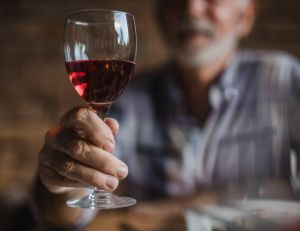 Comment tenir son verre de vin correctement ? / Istock.com - skynesher