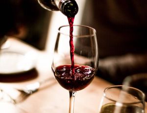 Conso : les astuces des œnologues pour choisir et déguster son vin ? / iStock.com-debyaho