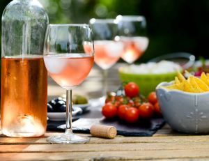 Consommation : alerte sur les arnaques au vin rosé ! / iStock.com - jean-philippe WALLET