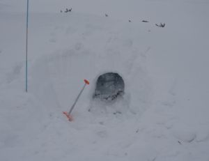 Délimitez la zone d'entrée et le sommet de votre abri de neige