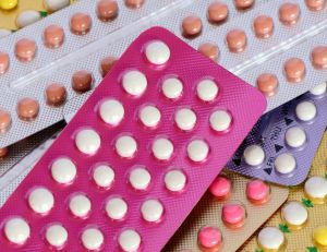 Contraception : pourquoi certaines femmes arrêtent-elles la pilule ? / iStok.com-areeya_ann