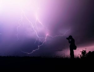 Cool job : devenez chasseur d'orages / iStock.com - Thomas_Zsebok_Images