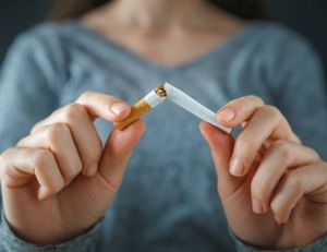 Cool news : le nombre de fumeurs décroît en France / iStock.com - Sezeryadigar