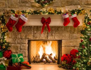Couronnes, guirlandes : nos astuces pour décorer une cheminée à Noël / iStock.com - dszc