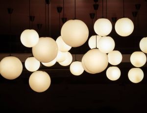 Déco : la lampe boule, toujours la star de nos intérieurs / iStock.com - VICHAILAO