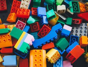 Des rampes en Lego pour faciliter l’accessibilité des personnes souffrant d’un handicap / iStock.com - serts