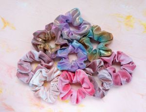 DIY : fabriquer un chouchou scrunchy tendance en tissu pour les cheveux / iStock.com - Anna Chaplygina