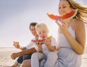Manger des pastèques ou des fruits tels que des melons est recommandé, en cas de forte chaleur...