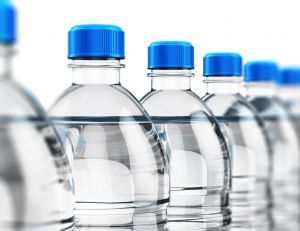 Eau en bouteille : une contamination au plastique ? / iStock.com - Scanrail