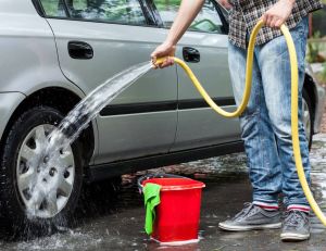 Écolo et économe : je lave ma voiture sans utiliser d'eau / iStock.com - KatarzynaBialasiewicz