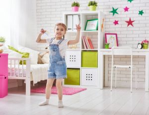 Éducation : pourquoi laisser son enfant participer à la déco de sa chambre ? / iStock.com - Choreograph