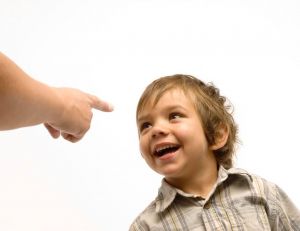 Éducation : pourquoi les enfants rigolent quand on les gronde ? / iStock.com - Fertnig