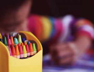 Enfant, crayon de couleur, éducation, pédagogie
