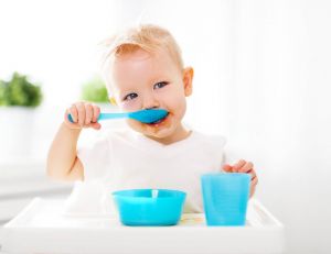 Enfant : ne mettez pas leur vaisselle en plastique au micro-ondes / iStock.com - evgenyatamanenko