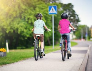Enfants : bientôt un permis pour faire du vélo ? / iStock.com - LeManna