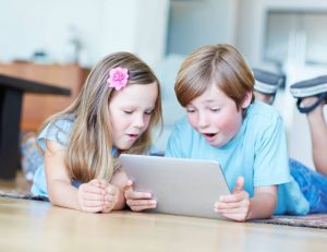 Enfants : comment gérer leur utilisation des écrans ? / iStock.com-Squaredpixels
